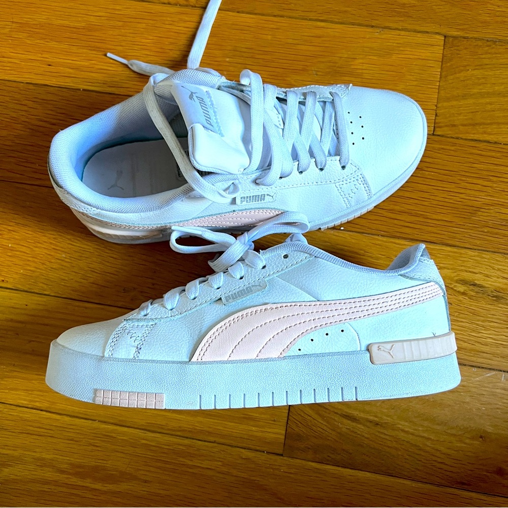 EUC Puma Carina sneakers size 7.5